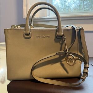Elegant Tan Women's Handbag Michael Kors